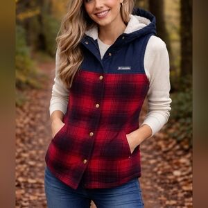 Columbia Red Black Plaid Hooded Fleece Lined Vest Women’s Size S Snap Front Cozy